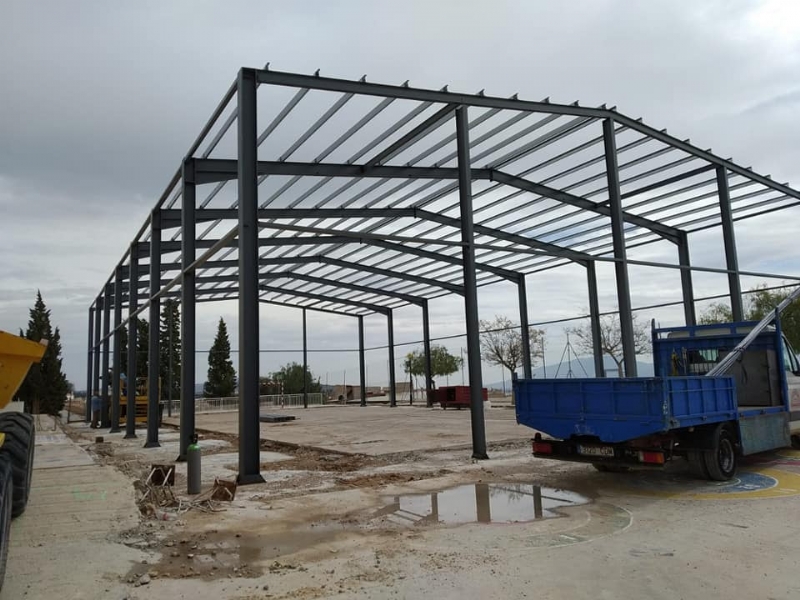 Se levanta la estructura de las obras de cubrimiento de la pista polideportiva del CEIP "San José", que se acometen en virtud del POS 2018/19