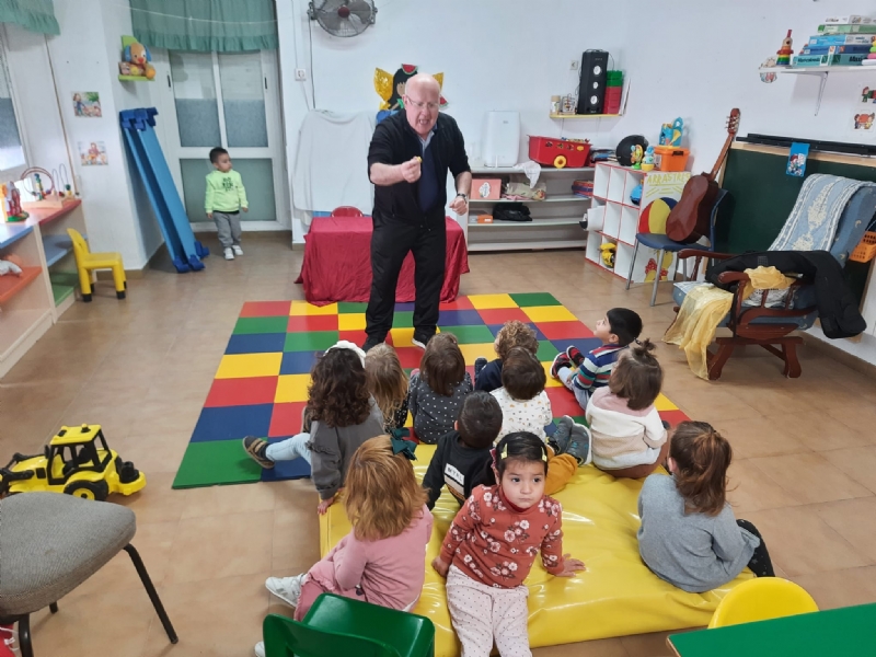 Usuarios de la Escuela Infantil Municipal Clara Campoamor disfrutan de actividades de tteres, magia y msica con motivo del Da del Libro