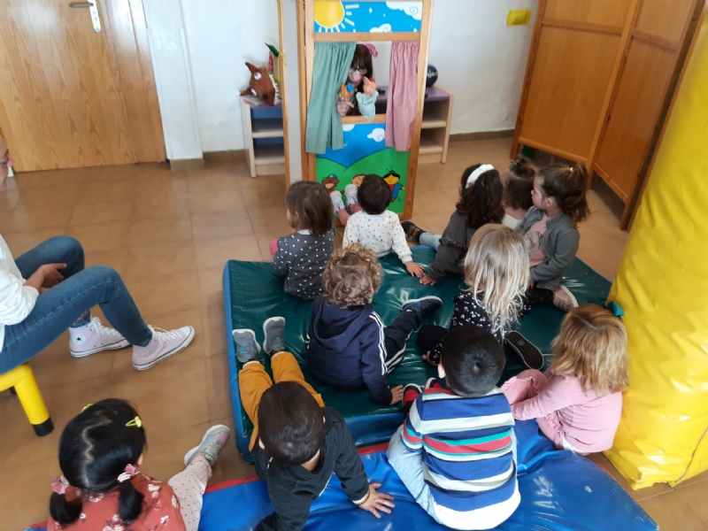 Usuarios de la Escuela Infantil Municipal Clara Campoamor disfrutan de actividades de tteres, magia y msica con motivo del Da del Libro