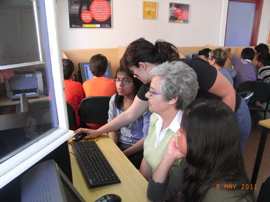 FINALIZA CON ÉXITO  EL PROYECTO "CONOCIÉNDONOS: DISTINTOS TIEMPOS, UNA MISMA REALIDAD" EN EL QUE JÓVENES Y PERSONAS MAYORES HAN INTERCAMBIADO CONOCIMIENTOS