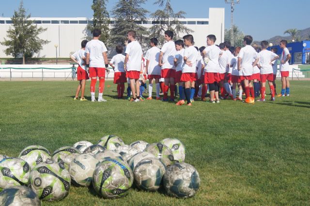 Un total de 42 niños participan en el II Campamento de Verano del Real Murcia CF que se está celebrando en Las Alquerías, con la colaboración del Ayuntamiento  