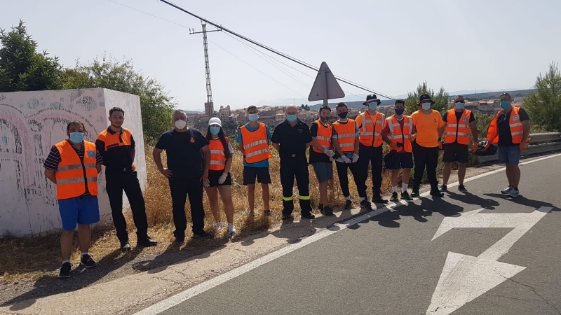Voluntarios de Proteccin Civil realizan una accin altruista de limpieza en la carretera de La Santa para evitar la propagacin de incendios este verano