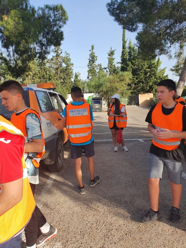 Voluntarios de Proteccin Civil realizan una accin altruista de limpieza en la carretera de La Santa para evitar la propagacin de incendios este verano