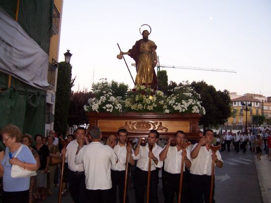 CIENTOS DE PERSONAS ACOMPAAN A LA IMAGEN DEL PATRN DE LA LOCALIDAD, SANTIAGO APSTOL, EN UNA SOLEMNE PROCESIN CELEBRADA EL DA DE SU ONOMSTICA