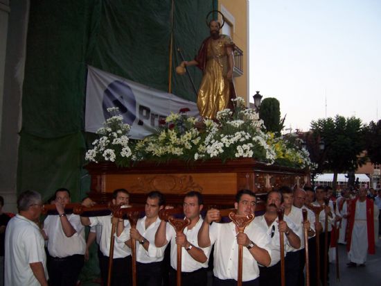 CIENTOS DE PERSONAS ACOMPAAN A LA IMAGEN DEL PATRN DE LA LOCALIDAD, SANTIAGO APSTOL, EN UNA SOLEMNE PROCESIN CELEBRADA EL DA DE SU ONOMSTICA