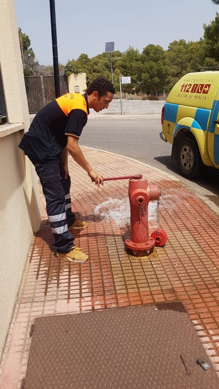 Voluntarios de Proteccin Civil realizan una revisin tcnica a los ms de dos centenares de hidrantes distribuidos por el casco urbano, la urbanizacin La Charca y el polgono industrial