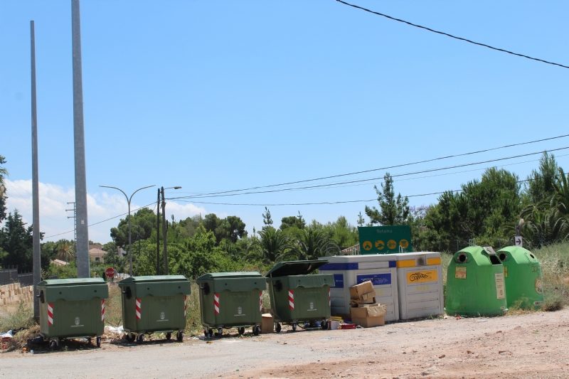 La Concejala de Medio Ambiente insta a los ciudadanos a realizar un uso adecuado de los contenedores en las zonas de los Huertos y el extrarradio en verano