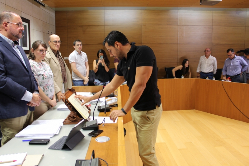 El concejal del Grupo Socialista, Pedro Antonio Megal, toma posesin de su nuevo cargo en la Corporacin municipal en el transcurso del pleno ordinario