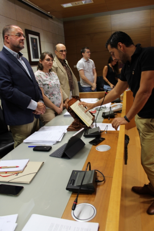 El concejal del Grupo Socialista, Pedro Antonio Megal, toma posesin de su nuevo cargo en la Corporacin municipal en el transcurso del pleno ordinario