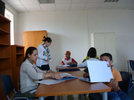 LOS USUARIOS DEL PROGRAMA DE "INTEGRACIÓN SOCIOEDUCATIVA DE MENORES Y JÓVENES  EN SITUACIÓN O RIESGO DE EXCLUSIÓN SOCIAL" REALIZAN UN TALLER DE TÉCNICAS DE COOPERACIÓN GRUPAL