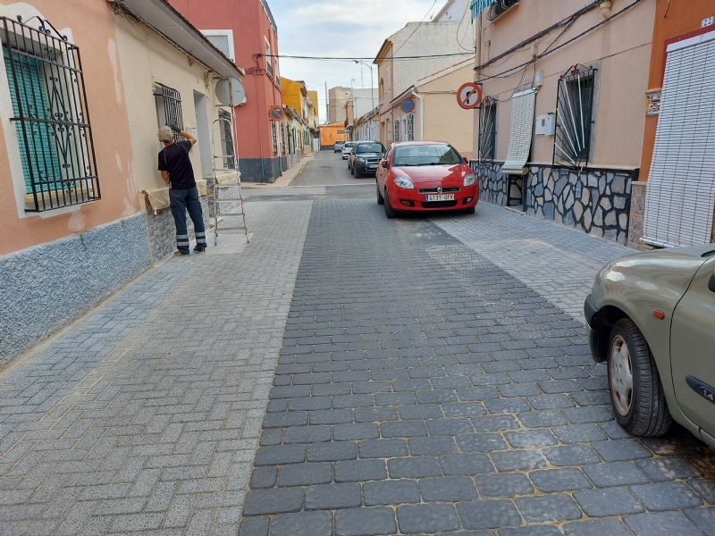 Finalizan las obras de renovacin de servicios y adoquinado mediante plataforma nica en la calle Romualdo Lpez Cnovas