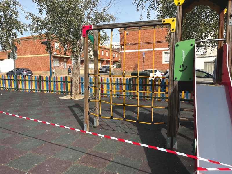 Comienzan las obras de reparacin en las reas de juegos infantiles de varios parques y jardines de Totana   