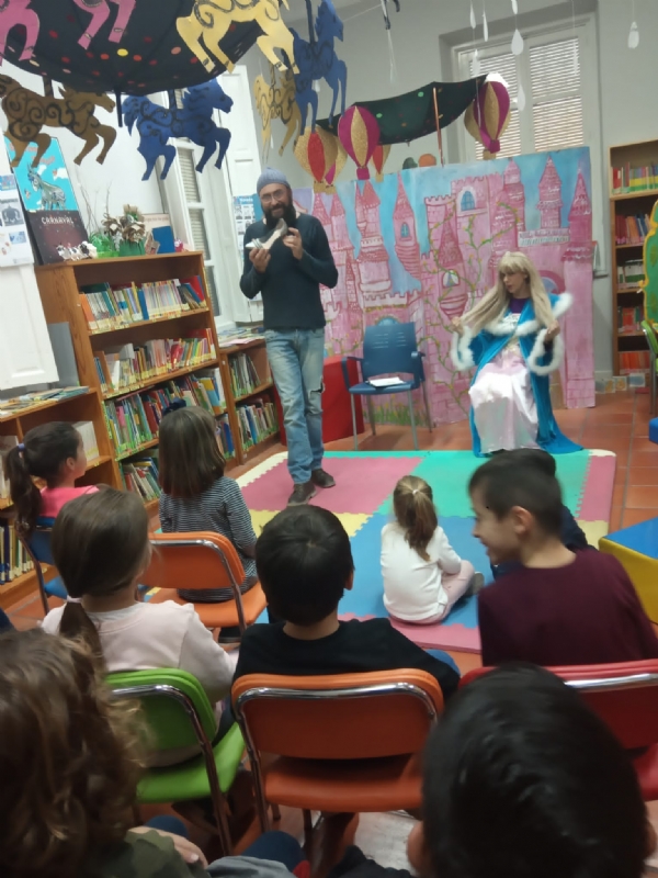Las concejalas de Cultura e Igualdad celebran el Cuentacuentos en la Biblioteca Municipal Mateo Garca con motivo del Da Internacional contra la Violencia de Gnero