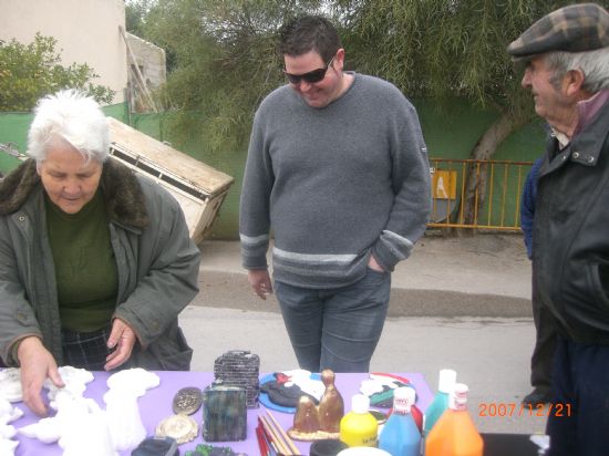 EL TALLER DE ARTES PLSTICAS DE LA CONCEJALA DE FOMENTO Y EMPLEO HACE ENTREGA DE OBSEQUIOS NAVIDEOS EN EL MERCADILLO SEMANAL DE LA PEDANA DE EL PARETN