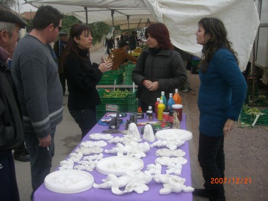 EL TALLER DE ARTES PLSTICAS DE LA CONCEJALA DE FOMENTO Y EMPLEO HACE ENTREGA DE OBSEQUIOS NAVIDEOS EN EL MERCADILLO SEMANAL DE LA PEDANA DE EL PARETN