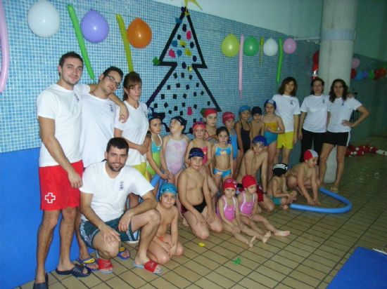LOS CURSOS DE NATACIN DEL PRIMER TRSIMESTRE SE CLAUSURAN CON LA PARTICIPACIN DE 400 ALUMNOS Y LA ORGANZIACIN DE UNA FIESTA DE NAVIDAD QUE CONT CON LA VISITA DE PAPA NOL