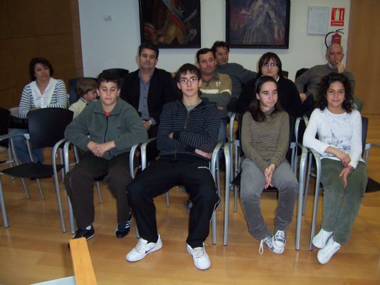 LA CONCEJALA DE MUJER E IGUALDAD DE OPORTUNIDADES ENTREGA EL PREMIO DEL I CONCURSO DE CARTELES SOBRE LA VIOLENCIA DE GNERO
