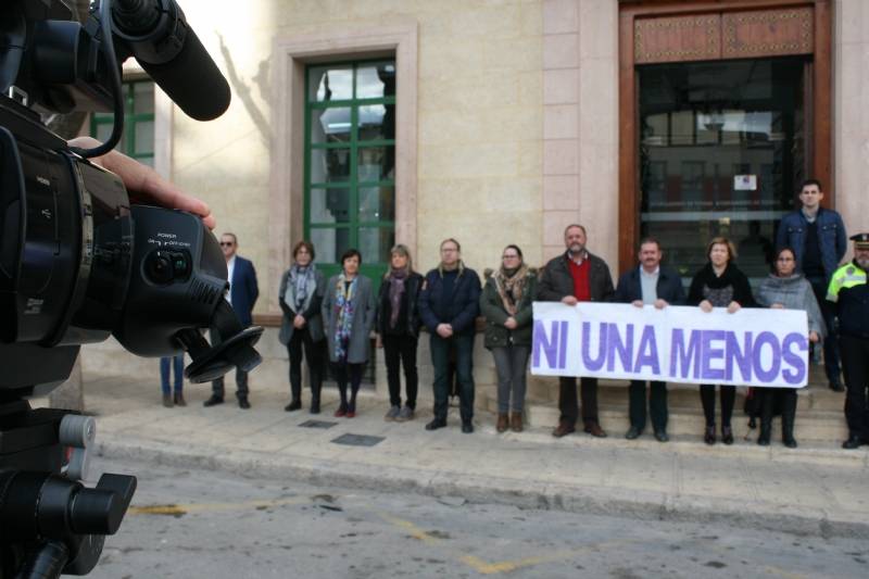Se guarda un minuto de silencio en seal de condena y repulsa por el ltimo presunto caso de violencia machista en Benicssim (Castelln)