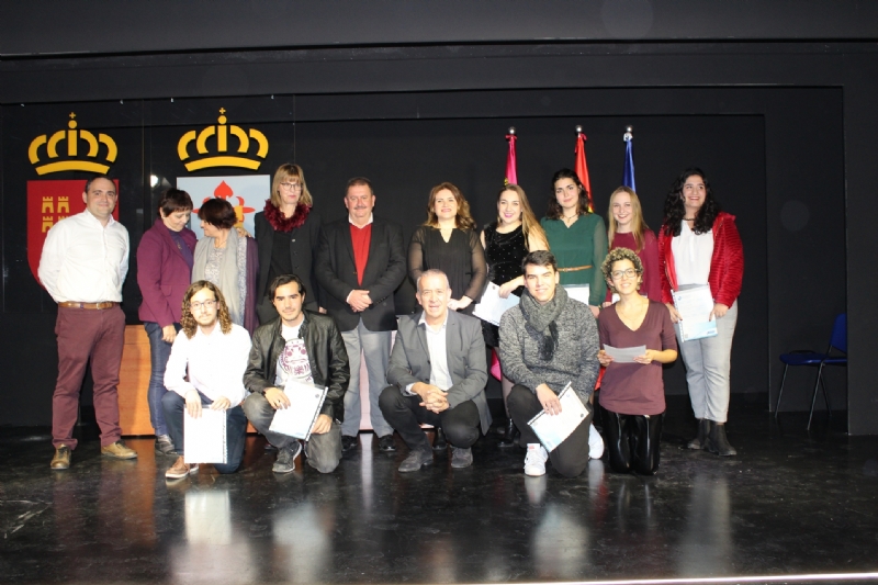 Se entregan los diplomas acreditativos a los 11 alumnos de la XI Promocin del Bachillerato Internacional del IES Juan de la Cierva