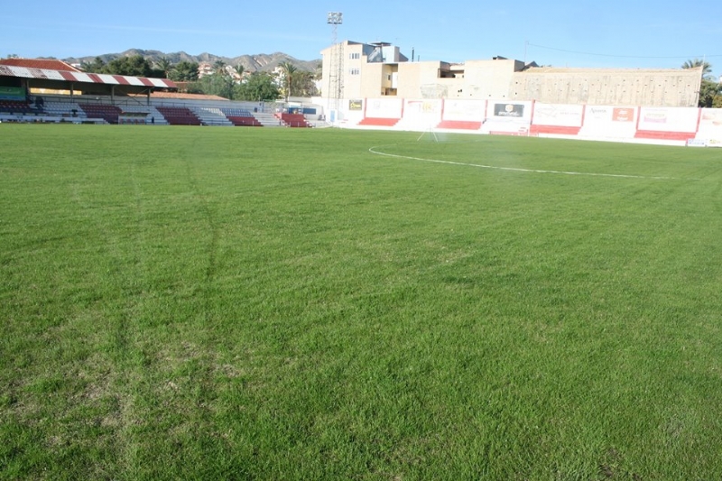 Finalizan los trabajos de resiembra del césped del estadio municipal "Juan Cayuela", que podrá ser utilizado en un tiempo prudencial 