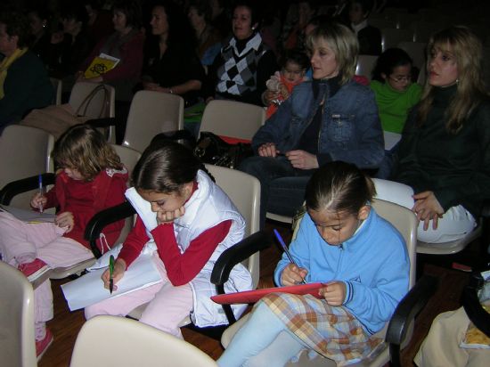 LA CONCEJAL DE MUJER E IGUALDAD DE OPORTUNIDADES Y LA DIRECTORA DEL INSTITUTO DE LA MUJER INICIAN EL PROGRAMA DE ACTIVIDADES CON MOTIVO DEL DA DE LA MUJER CON LA PONENCIA EL PAPEL DE LA FAMILIA. EDUCAR EN VALORES. LA AUTOESTIMA