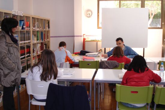 MIEMBROS DE LA FUNDACIÓN INTERVIDA Y EL SERVICIO DE ATENCIÓN A LA DIVERSIDAD DE LA UNIVERSIDAD DE MURCIA SE INTERESAN POR EL DESARROLLO DEL PROYECTO DE REFUERZO EDUCATIVO EN TOTANA