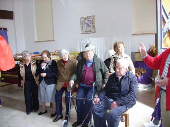 LOS USUARIOS Y PROFESIONALES DEL SERVICIO DE ESTANCIAS DIURNAS (SED) DE TOTANA VISITAN LA COFRADÍA DEL SANTÍSIMO CRISTO DE LA CAÍDA Y ELEVACIÓN DE LA CRUZ