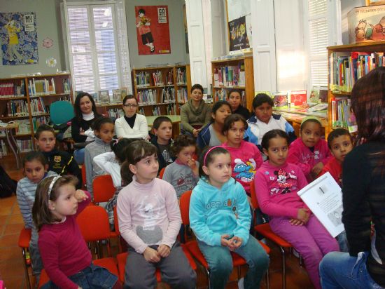 ESCOLARES DE LAS ESCUELAS INFANTILES Y LOS COLEGIOS PARTICIPAN EN UNA ACTIVIDAD DE CUENTACUENTOS EN LA BIBLIOTECA MUNICIPAL DENTRO DEL PROGRAMA DE SENSIBILIZACIÓN Y LUCHA CONTRA LA DISCRIMINACIÓN RACIAL Y LA XENOFOBIA