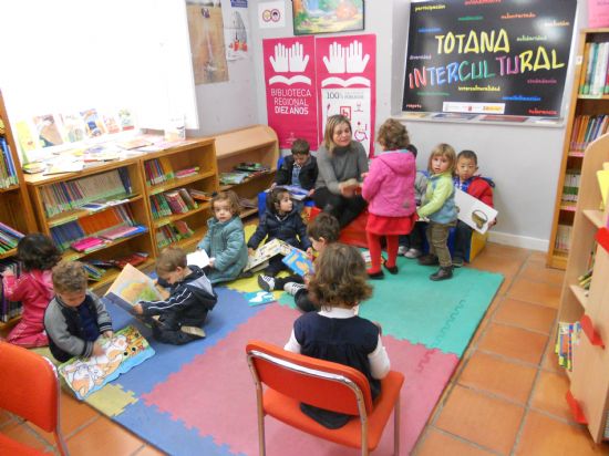 ESCOLARES DE LAS ESCUELAS INFANTILES Y LOS COLEGIOS PARTICIPAN EN UNA ACTIVIDAD DE CUENTACUENTOS EN LA BIBLIOTECA MUNICIPAL DENTRO DEL PROGRAMA DE SENSIBILIZACIÓN Y LUCHA CONTRA LA DISCRIMINACIÓN RACIAL Y LA XENOFOBIA