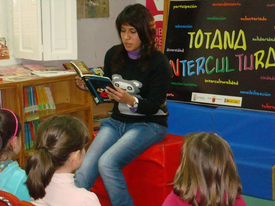 ESCOLARES DE LAS ESCUELAS INFANTILES Y LOS COLEGIOS PARTICIPAN EN UNA ACTIVIDAD DE CUENTACUENTOS EN LA BIBLIOTECA MUNICIPAL DENTRO DEL PROGRAMA DE SENSIBILIZACIÓN Y LUCHA CONTRA LA DISCRIMINACIÓN RACIAL Y LA XENOFOBIA