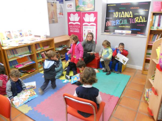 ESCOLARES DE LAS ESCUELAS INFANTILES Y LOS COLEGIOS PARTICIPAN EN UNA ACTIVIDAD DE CUENTACUENTOS EN LA BIBLIOTECA MUNICIPAL DENTRO DEL PROGRAMA DE SENSIBILIZACIÓN Y LUCHA CONTRA LA DISCRIMINACIÓN RACIAL Y LA XENOFOBIA