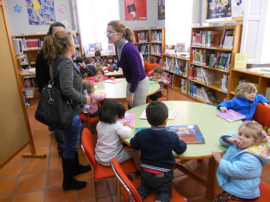 ESCOLARES DE LAS ESCUELAS INFANTILES Y LOS COLEGIOS PARTICIPAN EN UNA ACTIVIDAD DE CUENTACUENTOS EN LA BIBLIOTECA MUNICIPAL DENTRO DEL PROGRAMA DE SENSIBILIZACIÓN Y LUCHA CONTRA LA DISCRIMINACIÓN RACIAL Y LA XENOFOBIA