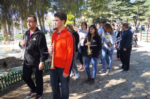 Alumnos de la Escuela Municipal Infantil Clara Campoamor celebran una procesin por el parque municipal para dar la bienvenida a la Semana Santa