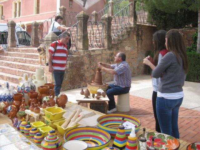 Decenas de personas visitan el mercado artesano que se celebra cada domingo en el Santuario de La Santa