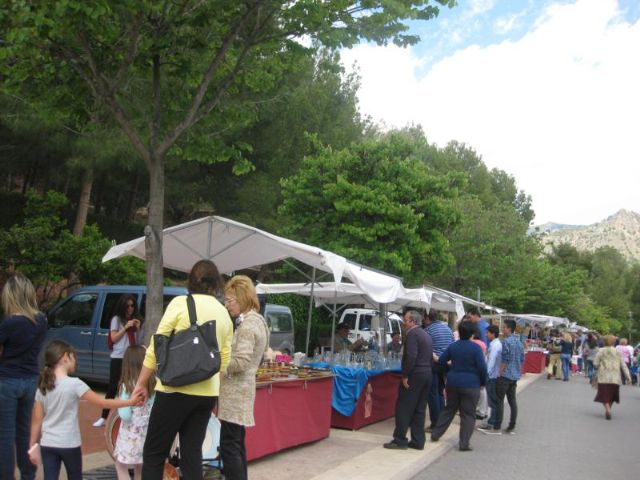 Decenas de personas visitan el mercado artesano que se celebra cada domingo en el Santuario de La Santa