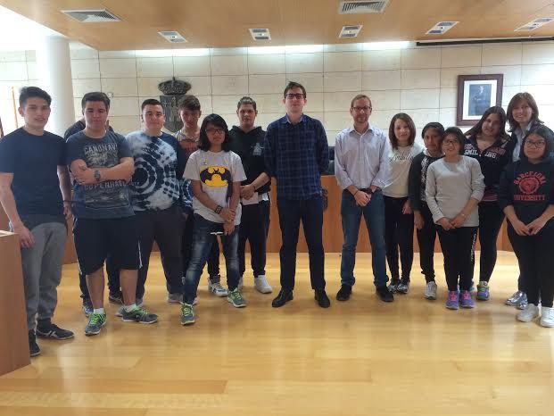 Alumnos del programa de Mejora del Aprendizaje de la ESO del Colegio "Reina Sofía" se reúnen con los concejales de Urbanismo y Servicios dentro de su proyecto de edición de un periódico digital