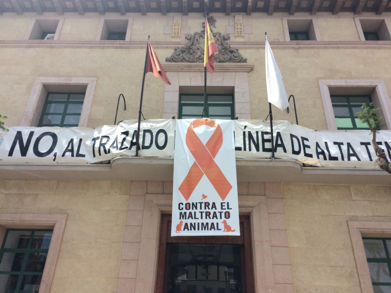 Totana conmemora hoy el Da Mundial de los Animales abogando por polticas contra el maltrato, con la colocacin de un  cartel con lazo naranja en la fachada consistorial