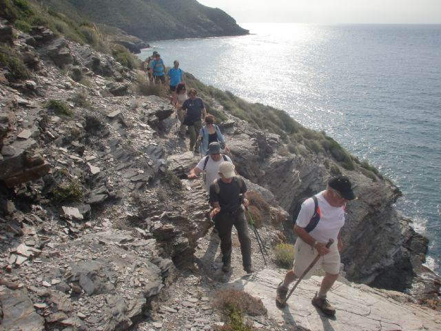 LA CONCEJALÍA DE DEPORTES ORGANIZÓ UNA RUTA DE SENDERISMO POR LA COSTA CARTAGENERA CON LA ASISTENCIA DE 23 PERSONAS