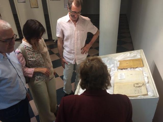 El escritor Gins Rosa hace entrega al Ayuntamiento un total de 17 documentos medievales y otros de los siglos XVI al XVIII que se custodiarn en el Archivo Municipal