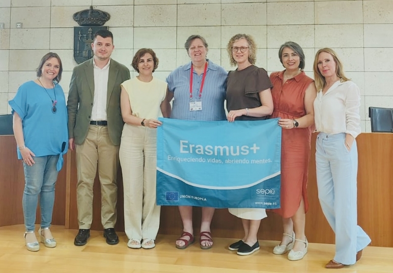 Realizan una recepci&oacute;n a docentes del CEIP La Cruz que participan en el programa Erasmus + con maestras de Suecia para implantar un proyecto innovador de Autonom&iacute;a Dom&eacute;stica  