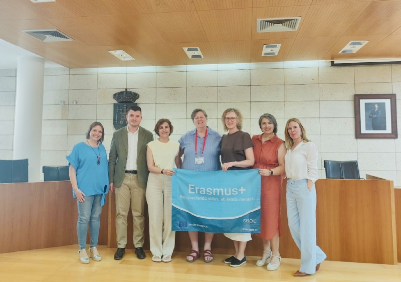 Realizan una recepci&oacute;n a docentes del CEIP La Cruz que participan en el programa Erasmus + con maestras de Suecia para implantar un proyecto innovador de Autonom&iacute;a Dom&eacute;stica  