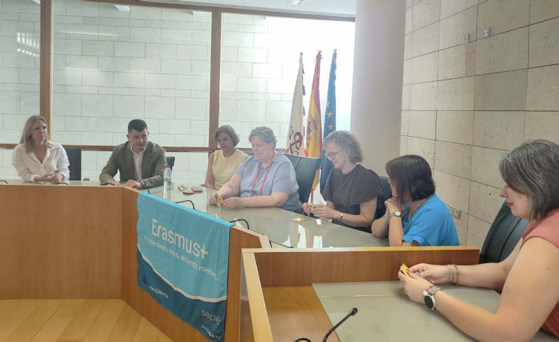 Realizan una recepci&oacute;n a docentes del CEIP La Cruz que participan en el programa Erasmus + con maestras de Suecia para implantar un proyecto innovador de Autonom&iacute;a Dom&eacute;stica  