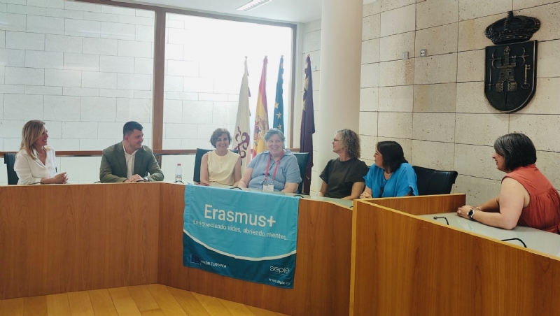 Realizan una recepci&oacute;n a docentes del CEIP La Cruz que participan en el programa Erasmus + con maestras de Suecia para implantar un proyecto innovador de Autonom&iacute;a Dom&eacute;stica  