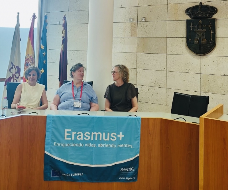 Realizan una recepci&oacute;n a docentes del CEIP La Cruz que participan en el programa Erasmus + con maestras de Suecia para implantar un proyecto innovador de Autonom&iacute;a Dom&eacute;stica  