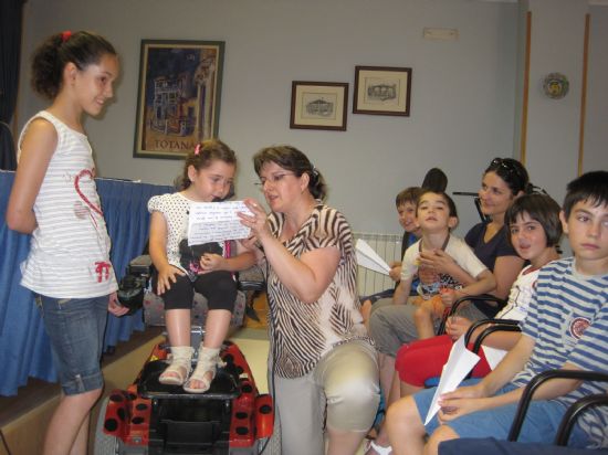 AUTORIDADES MUNICIPALES CLAUSURAN LOS SERVICIOS DEL CURSO 2010/2011 DE LA ASOCIACIÓN DE "DGENES" QUE SE CELEBRÓ EN EL CENTRO DE DÍA Y FORMACIÓN PERMANENTE EN HEMOFILIA DE "LA CHARCA"