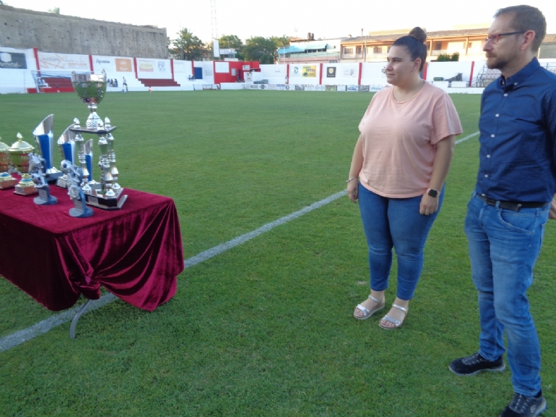 Se hace entrega de los trofeos de la Liga de Fútbol Aficionado 2022/23 "Enrique Ambit Palacios", coincidiendo con la disputa de la final de la Copa