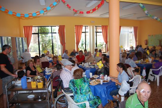 AUTORIDADES MUNICIPALES PARTICIPAN CON LOS USUARIOS DE LA RESIDENCIA LA PURÍSIMA Y CON SUS FAMILIARES EN "LA FIESTA DEL ABUELO" 