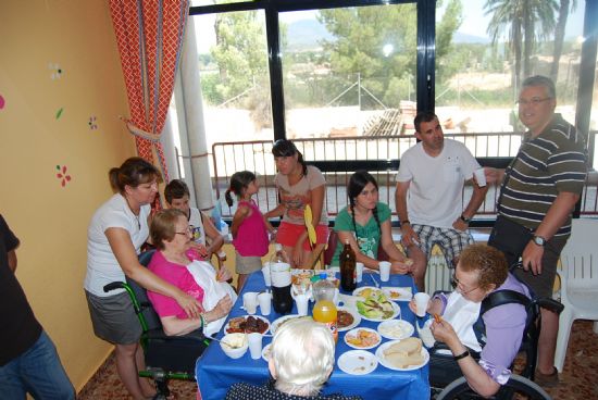 AUTORIDADES MUNICIPALES PARTICIPAN CON LOS USUARIOS DE LA RESIDENCIA LA PURÍSIMA Y CON SUS FAMILIARES EN "LA FIESTA DEL ABUELO" 