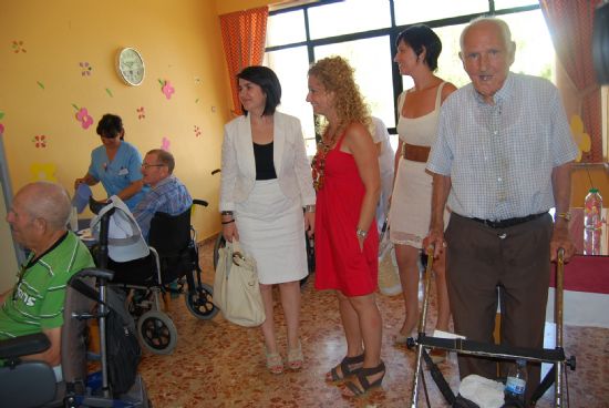 AUTORIDADES MUNICIPALES PARTICIPAN CON LOS USUARIOS DE LA RESIDENCIA LA PURÍSIMA Y CON SUS FAMILIARES EN "LA FIESTA DEL ABUELO" 