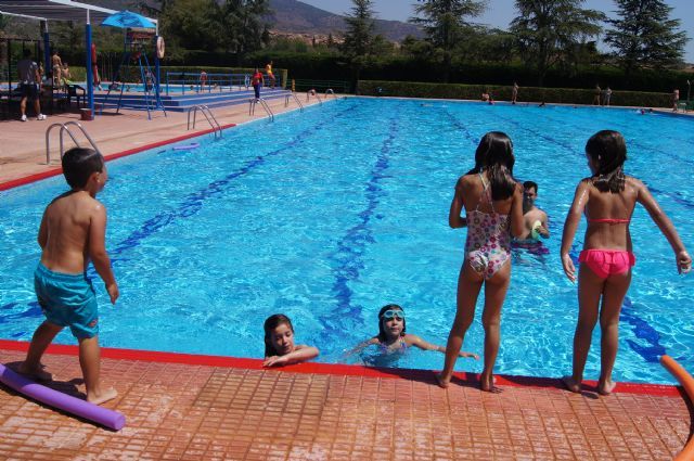 Continan las actividades deportivas para jvenes y adultos en las piscinas municipales dentro del programa Verano Polideportivo2017